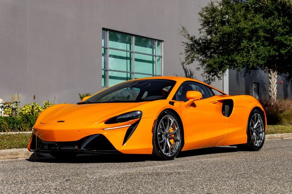 2025 McLaren Artura - Image 17 of 31