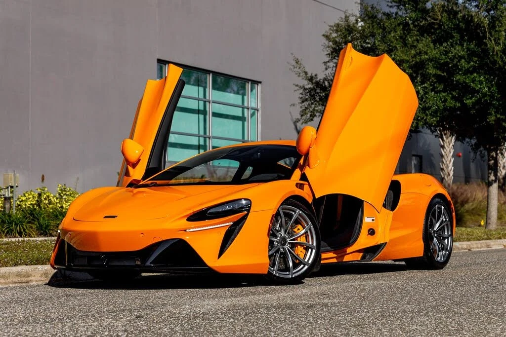 2025 McLaren Artura - Image 15 of 31