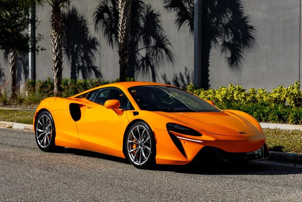 2025 McLaren Artura - Image 2 of 31