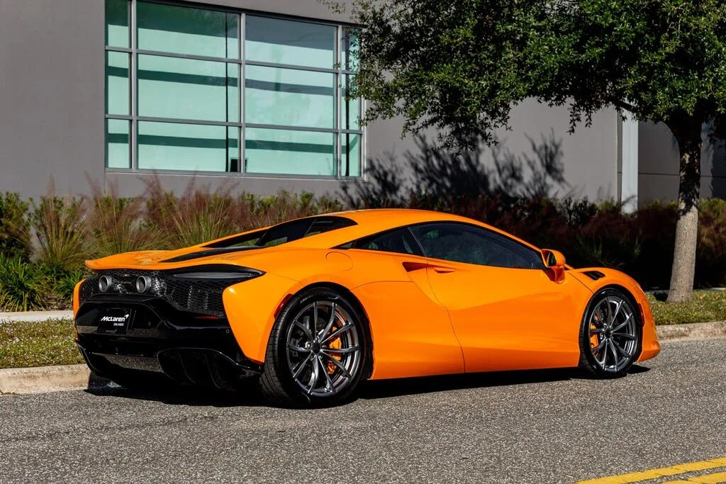 2025 McLaren Artura - Image 9 of 31