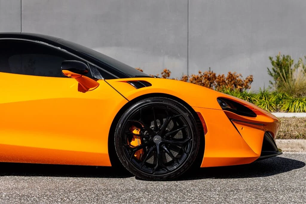2025 McLaren Artura - Image 12 of 31