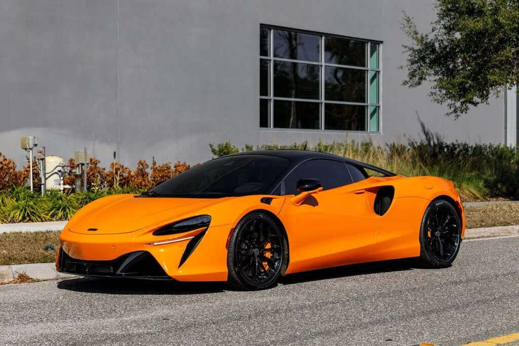 2025 McLaren Artura - Image 19 of 31