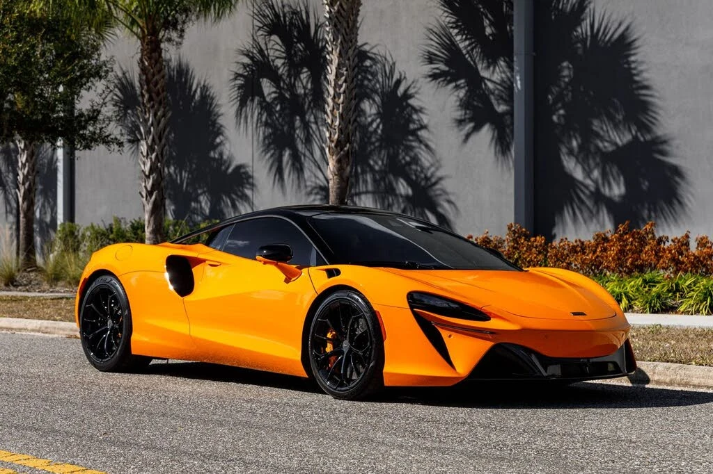 2025 McLaren Artura - Image 9 of 31