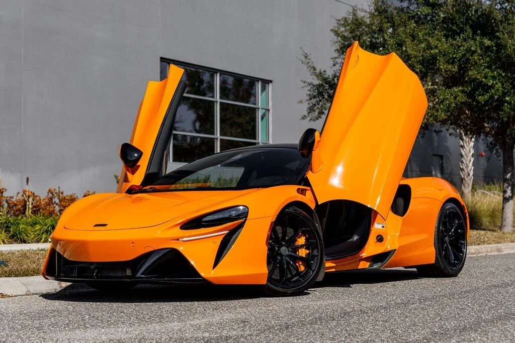 2025 McLaren Artura - Image 29 of 31