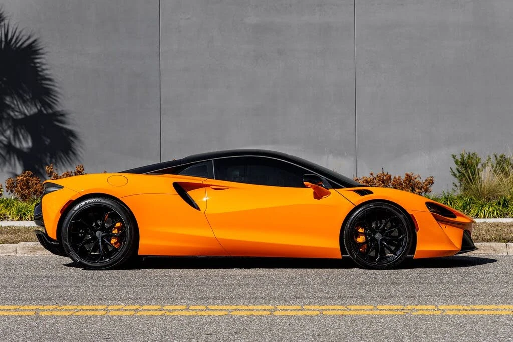 2025 McLaren Artura - Image 7 of 31