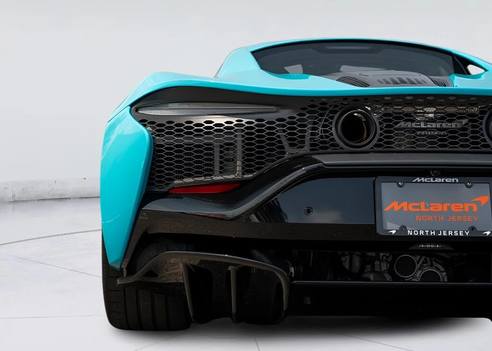 2025 McLaren Artura - Image 25 of 31