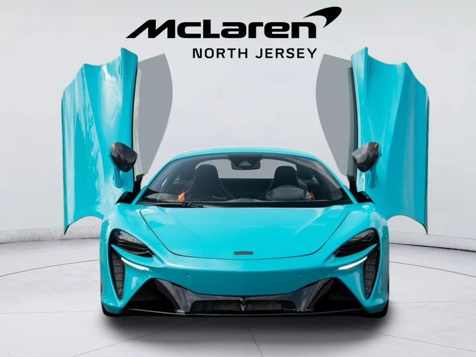 2025 McLaren Artura - Image 4 of 31