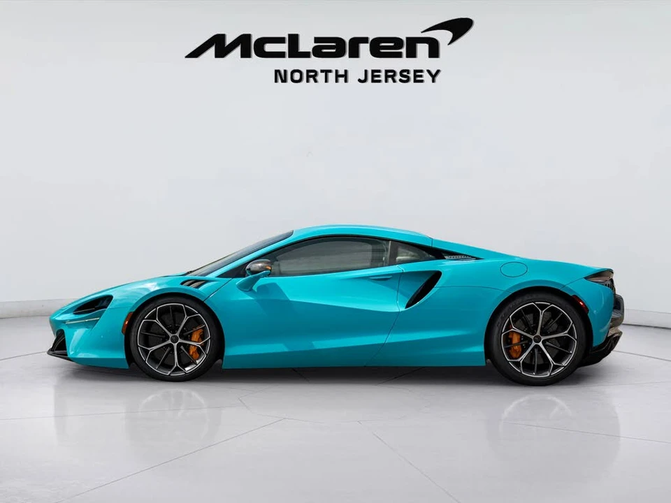 2025 McLaren Artura - Image 15 of 31