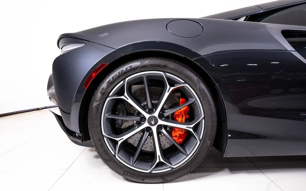 2025 McLaren Artura - Image 16 of 24