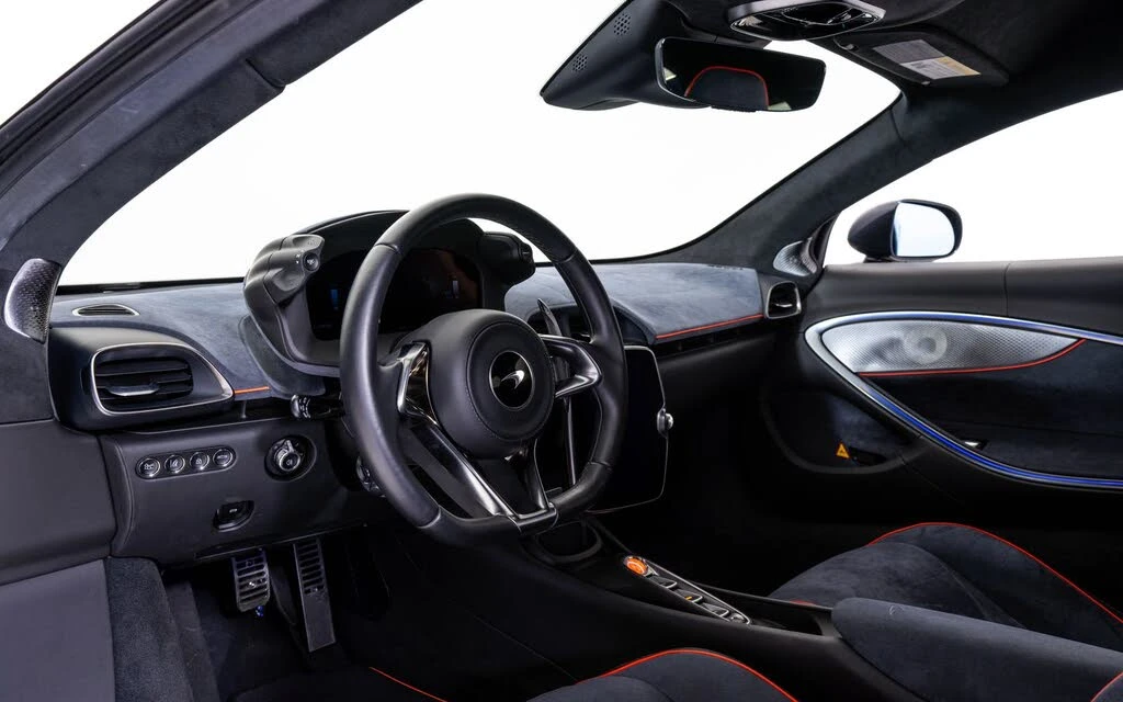 2025 McLaren Artura - Image 18 of 24
