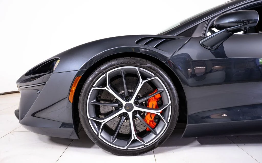 2025 McLaren Artura - Image 14 of 24