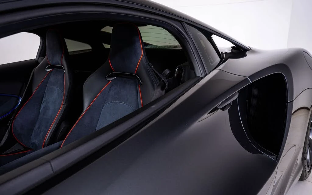 2025 McLaren Artura - Image 13 of 24