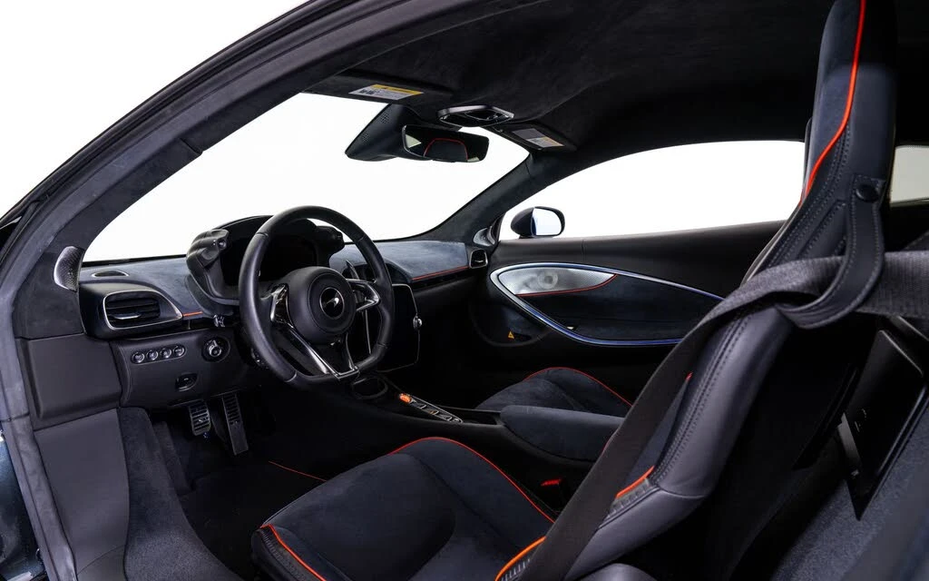 2025 McLaren Artura - Image 19 of 24