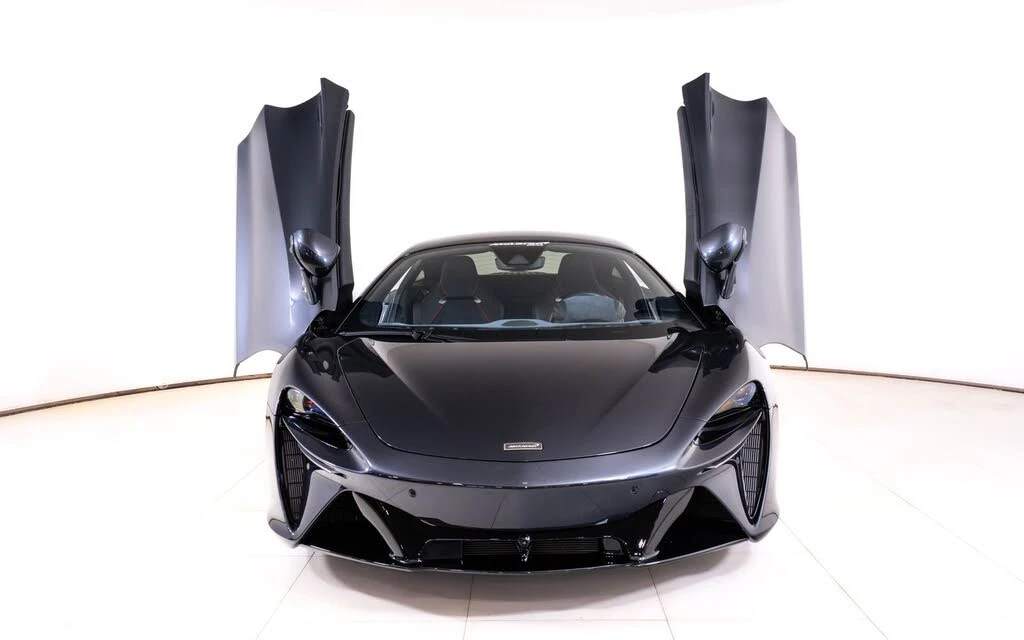 2025 McLaren Artura - Image 9 of 24