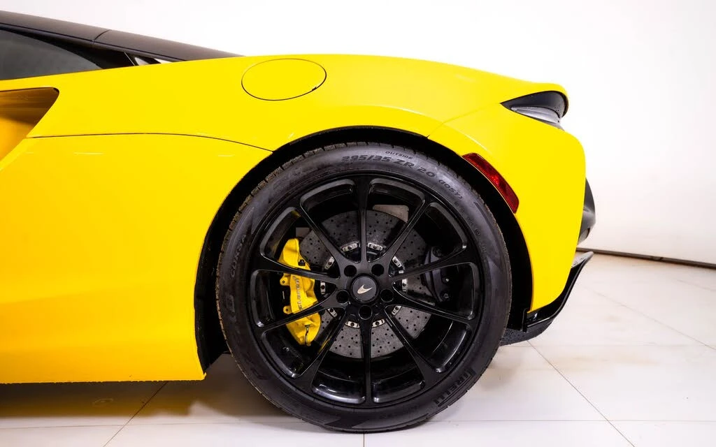 2025 McLaren Artura - Image 15 of 24