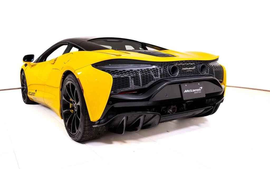 2025 McLaren Artura - Image 11 of 24
