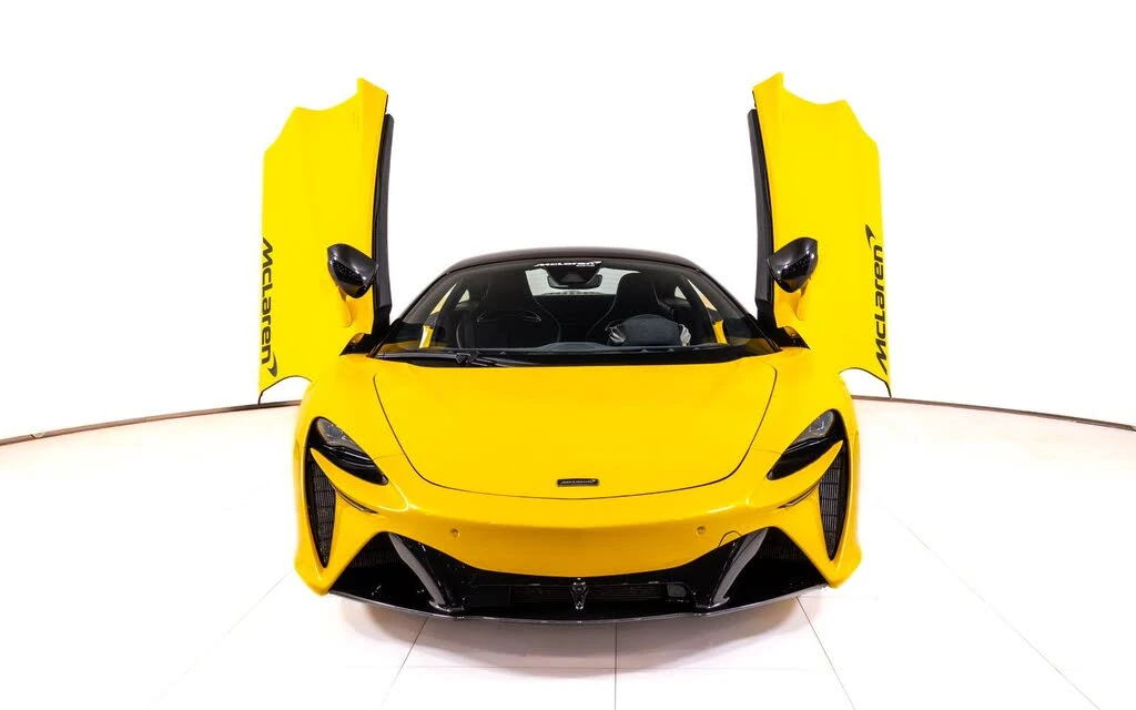 2025 McLaren Artura - Image 9 of 24