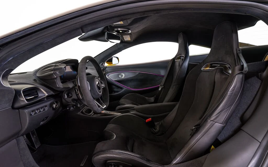 2025 McLaren Artura - Image 20 of 24