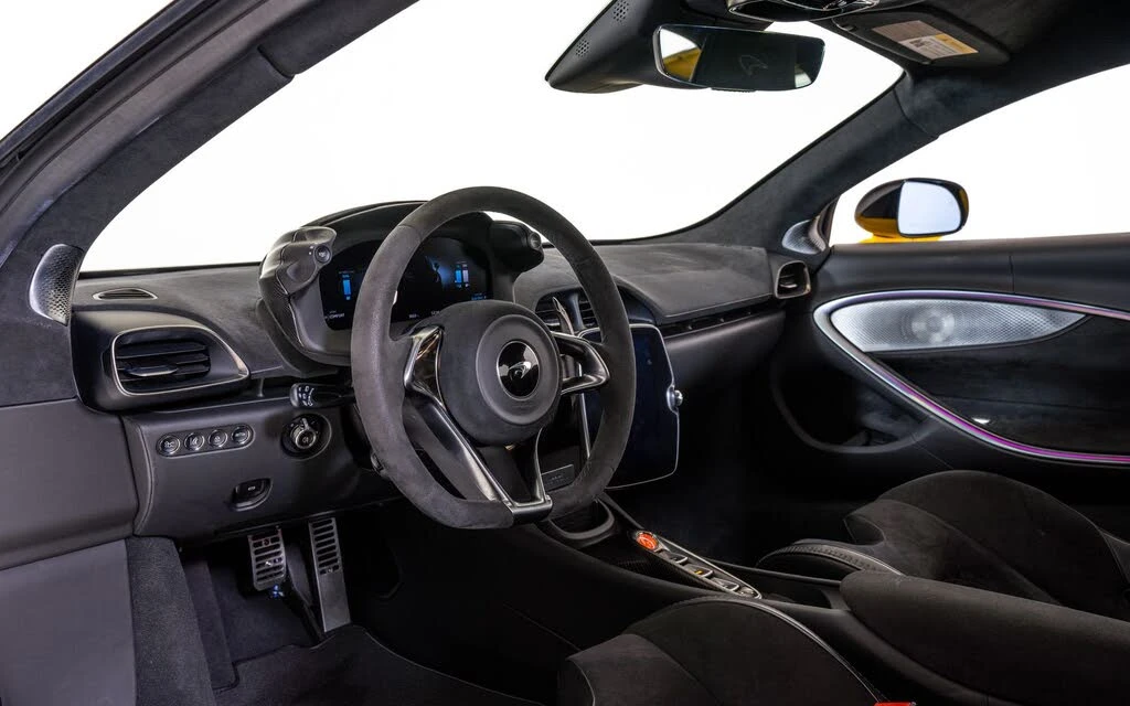 2025 McLaren Artura - Image 18 of 24