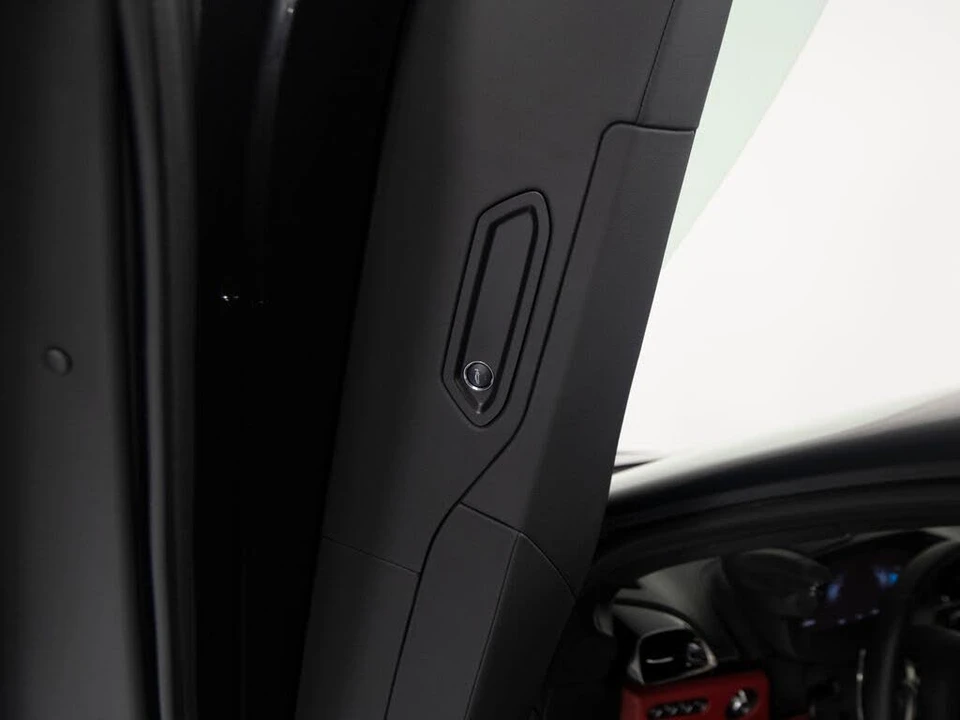 2025 McLaren Artura - Image 11 of 31