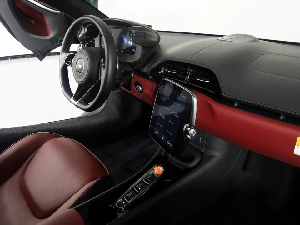 2025 McLaren Artura - Image 25 of 31