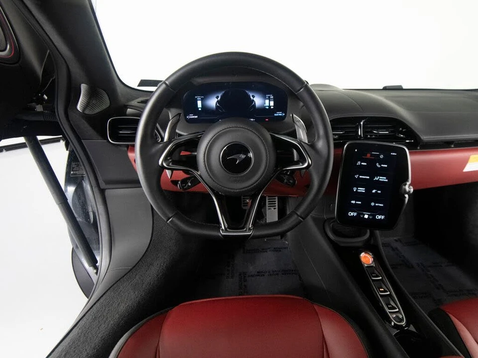 2025 McLaren Artura - Image 15 of 31
