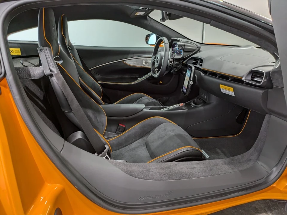 2025 McLaren Artura - Image 18 of 25