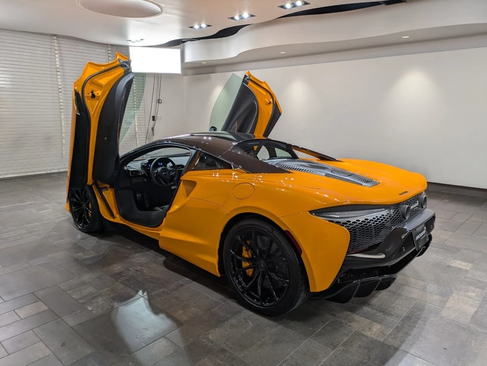 2025 McLaren Artura - Image 22 of 25