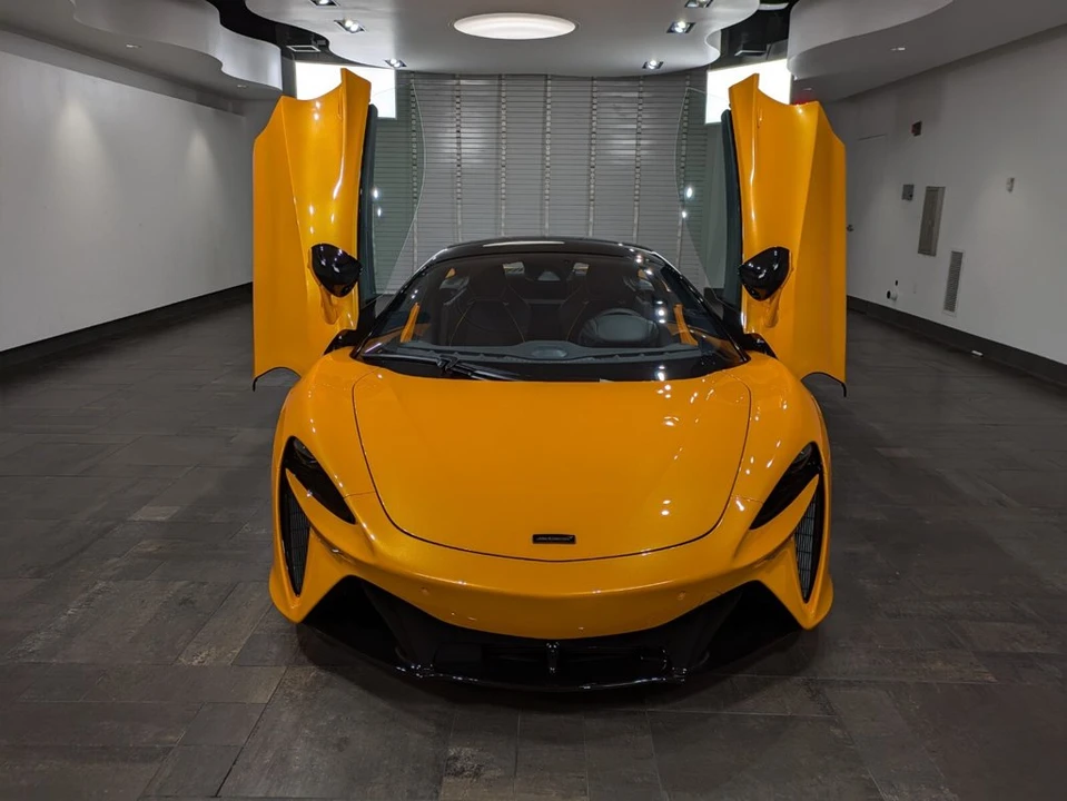 2025 McLaren Artura - Image 21 of 25