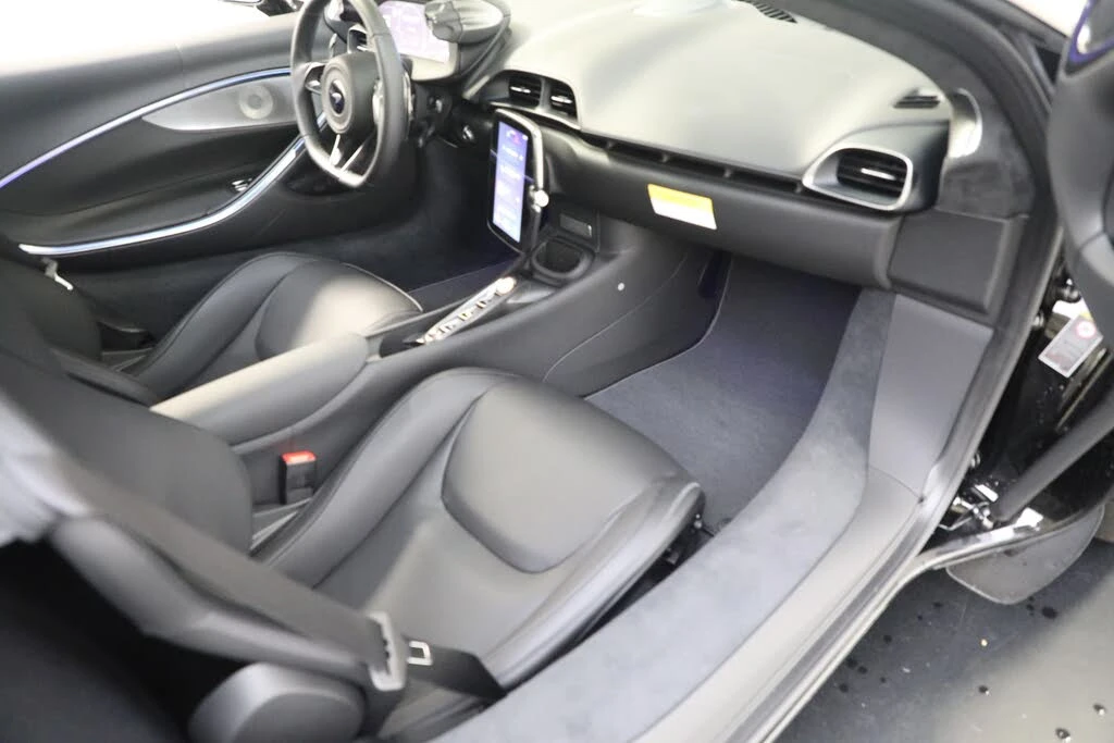 2025 McLaren Artura - Image 23 of 31