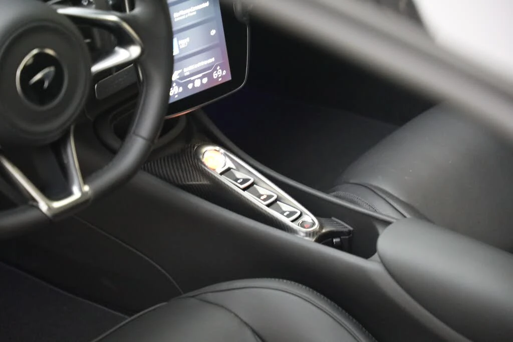 2025 McLaren Artura - Image 27 of 31