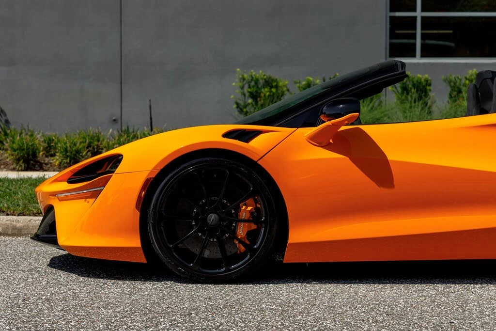 2025 McLaren Artura - Image 25 of 31