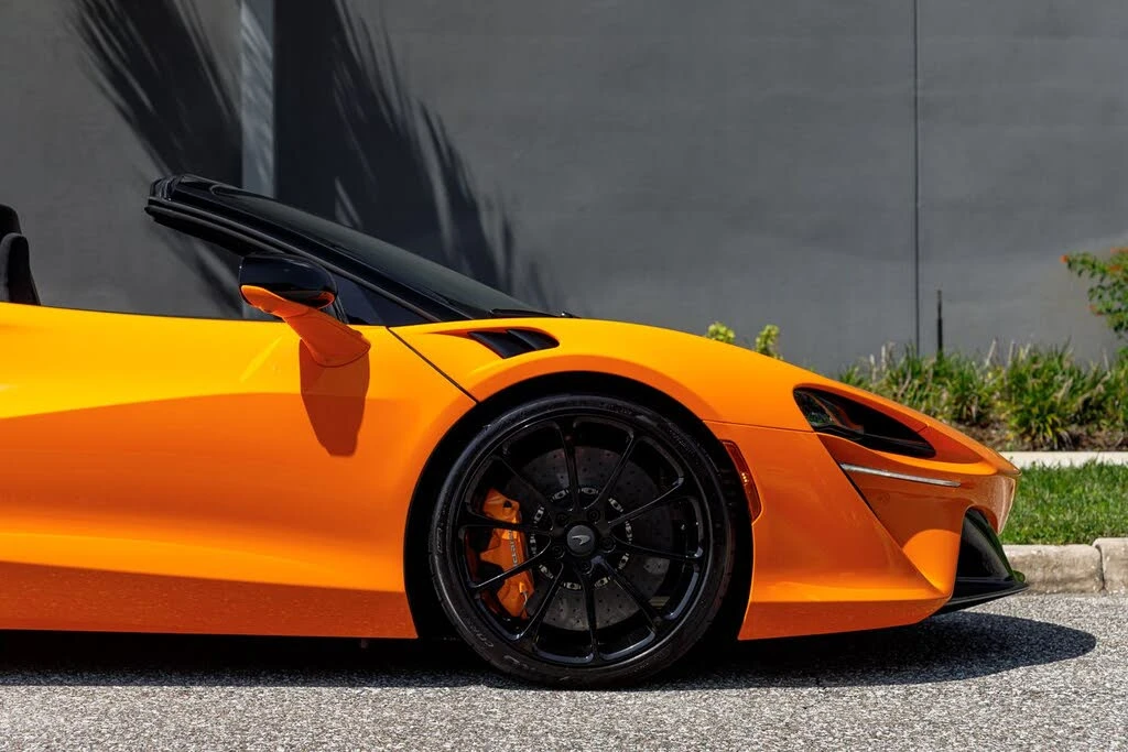 2025 McLaren Artura - Image 11 of 31