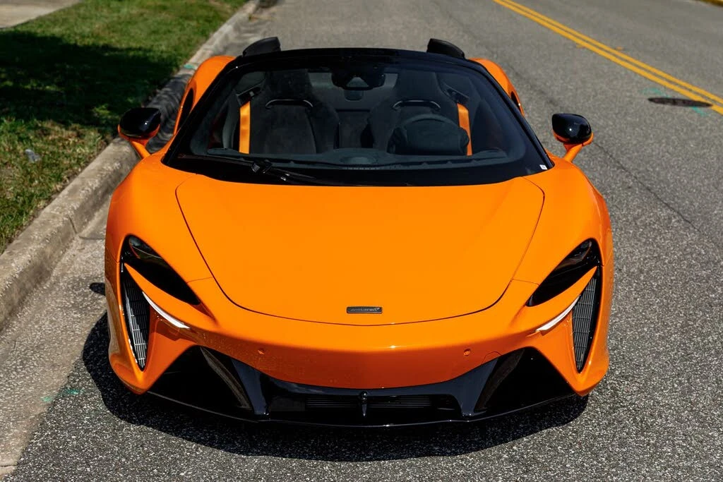 2025 McLaren Artura - Image 17 of 31