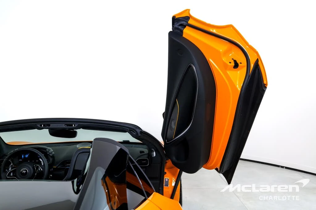 2025 McLaren Artura - Image 19 of 29
