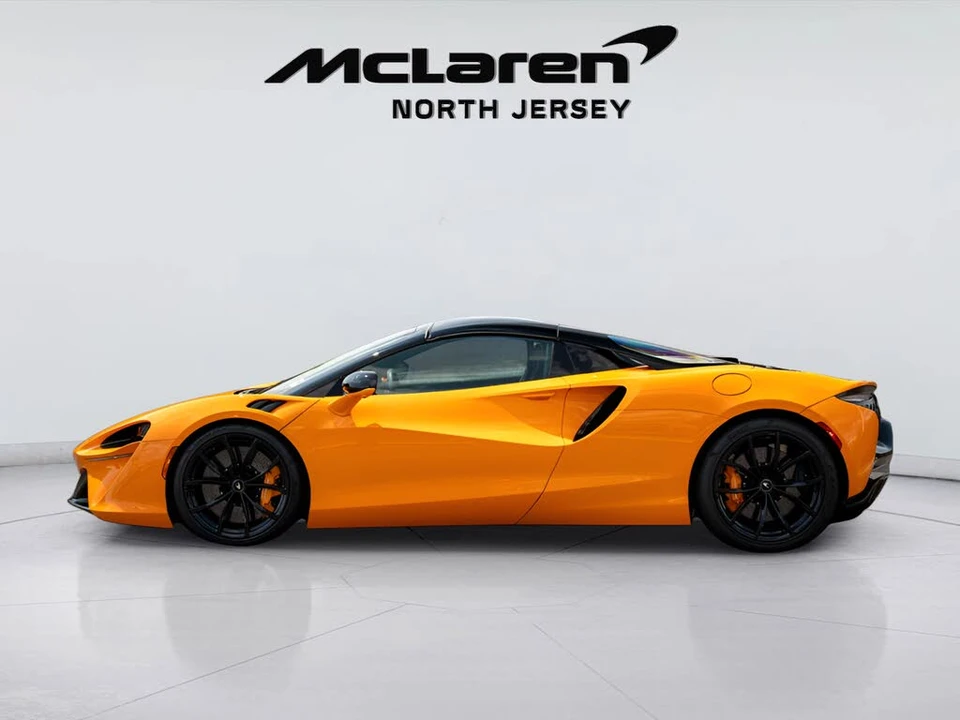 2025 McLaren Artura - Image 15 of 31