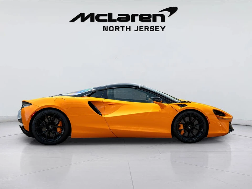 2025 McLaren Artura - Image 17 of 31