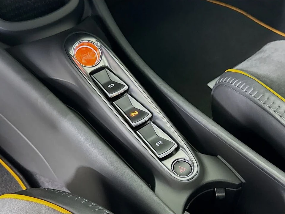 2025 McLaren Artura - Image 14 of 24