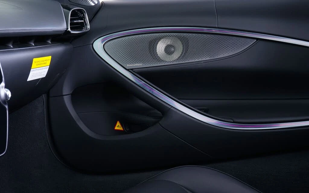 2025 McLaren Artura - Image 24 of 29