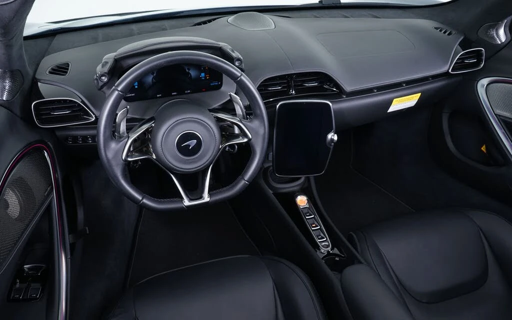 2025 McLaren Artura - Image 25 of 29