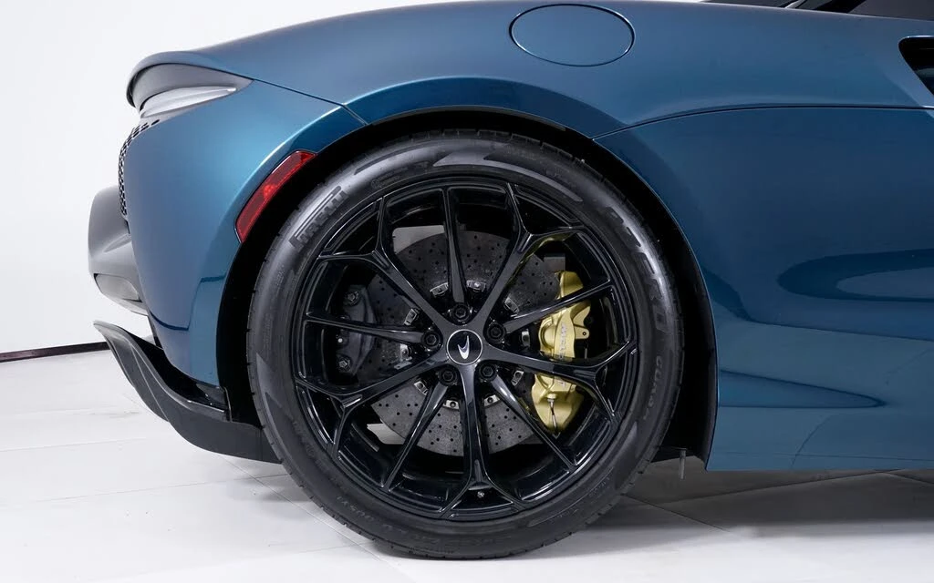 2025 McLaren Artura - Image 14 of 29