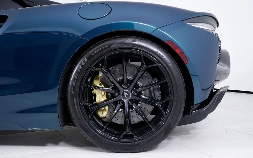 2025 McLaren Artura - Image 13 of 29