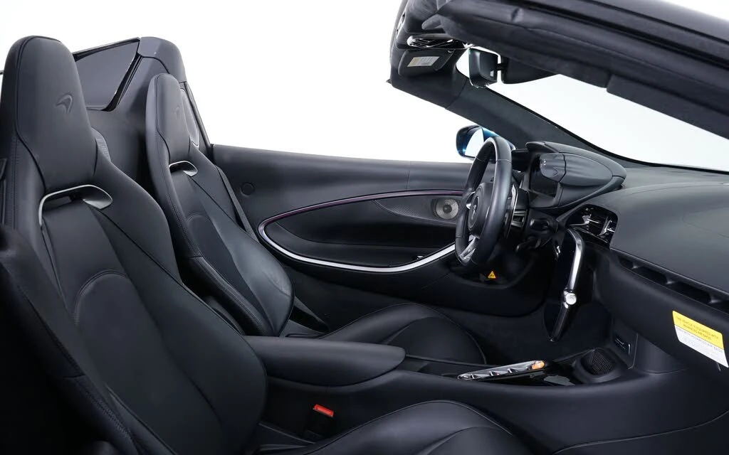 2025 McLaren Artura - Image 28 of 29
