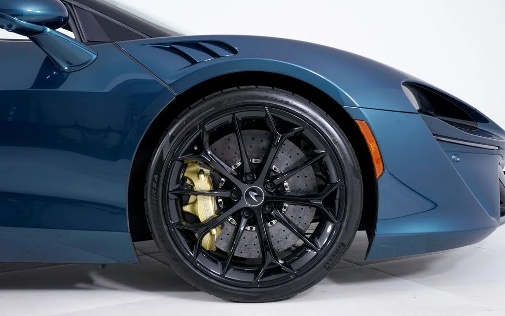 2025 McLaren Artura - Image 15 of 29