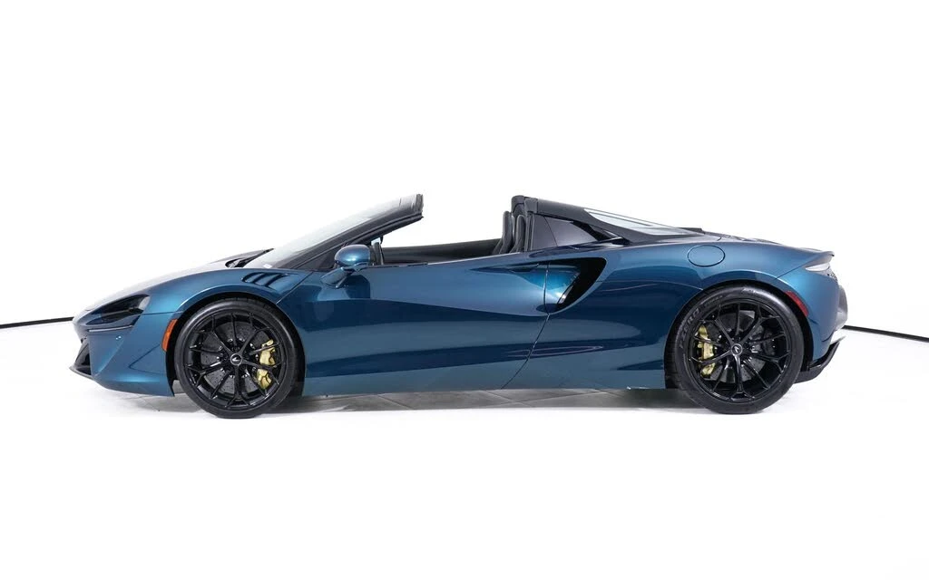 2025 McLaren Artura - Image 2 of 29