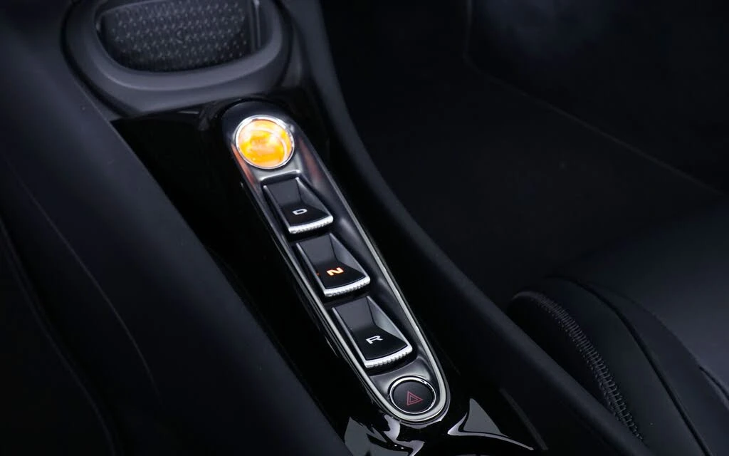 2025 McLaren Artura - Image 27 of 29