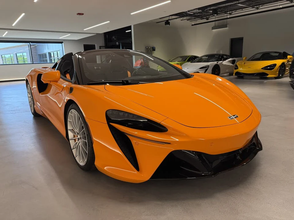 2025 McLaren Artura - Image 8 of 17
