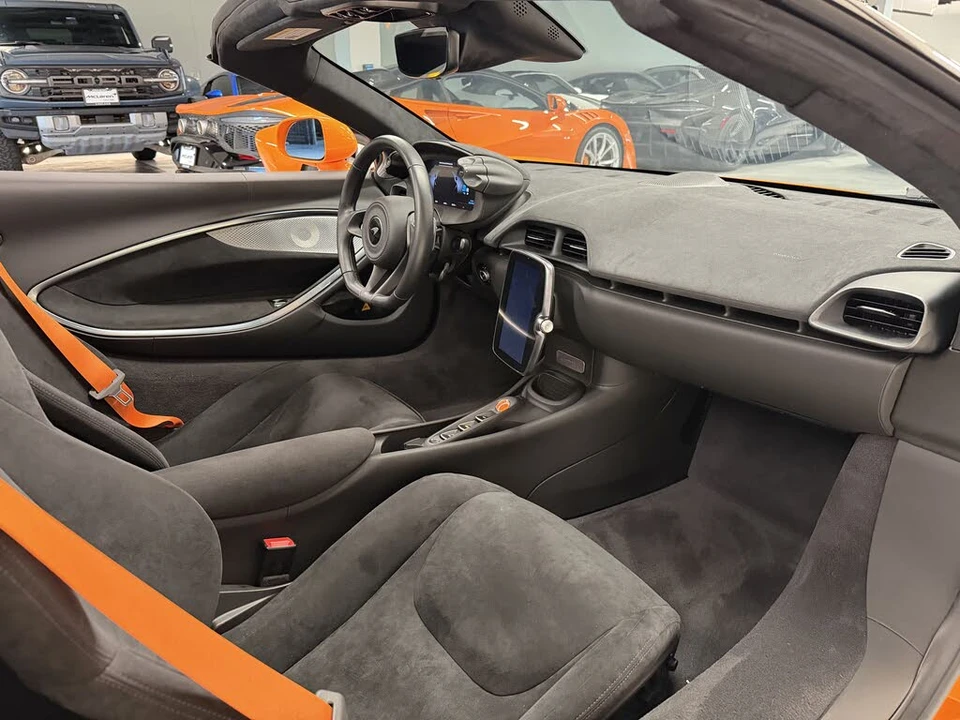 2025 McLaren Artura - Image 15 of 17