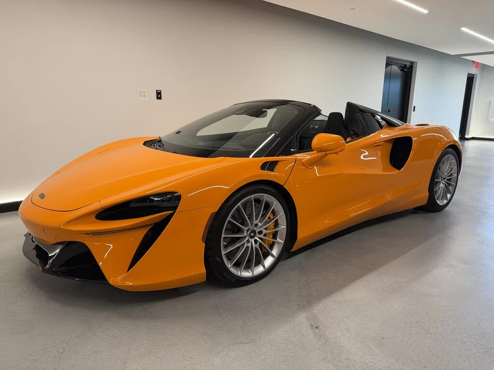 2025 McLaren Artura - Image 10 of 17