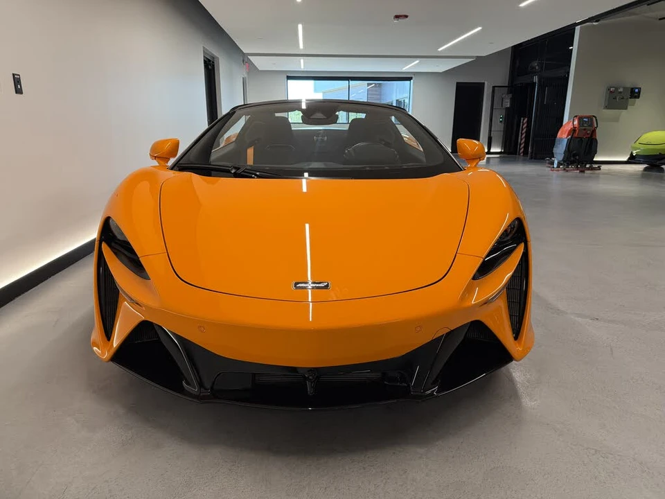 2025 McLaren Artura - Image 9 of 17